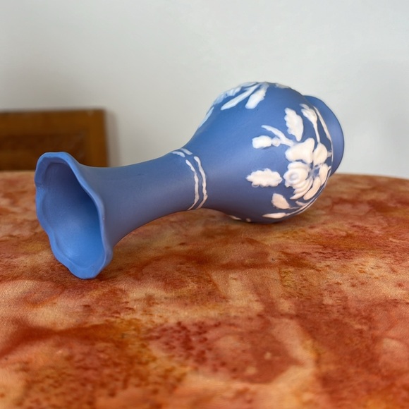 Handmade Blue and White Floral Small Vase - Picture 7 of 9